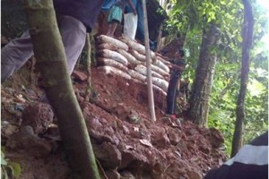 Sejumlah warga saat memperbaiki tebing yang longsor.